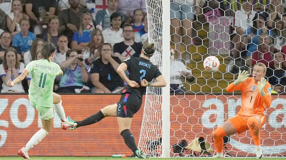 Wuchtiger Schuss: Barbara Bonansea trifft zum 1:0 für Italien. Foto: Alessandra Tarantino/AP/dpa