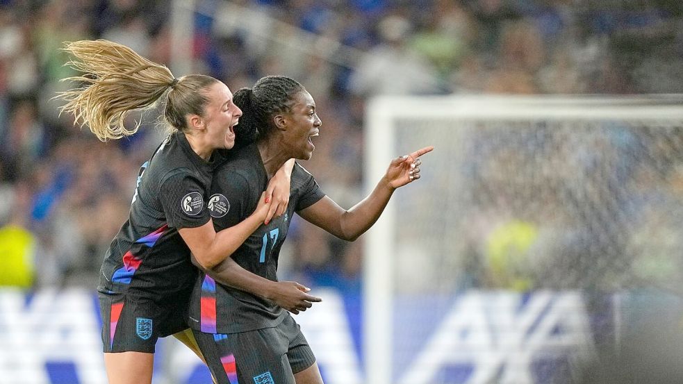 Englands Michelle Agyemang (r) feiert mit Ella Toone ihr spätes 1:1. Foto: Martin Meissner/AP/dpa