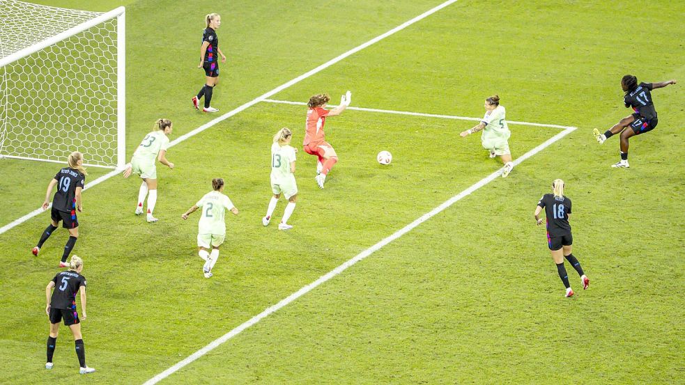 Drin ist das Ding: Agyemangs Ausgleich in der Nachspielzeit sorgt für die Verlängerung. Foto: Salvatore Di Nolfi/KEYSTONE/dpa