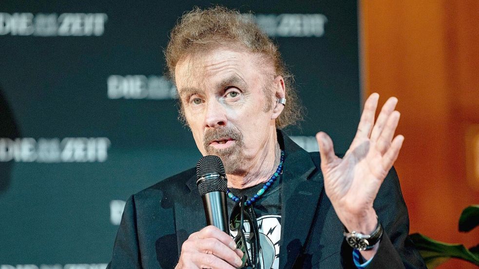 Der neue Roman des 76-jährigen T.C. Boyle erzählt von der „obsessiven Liebe zweier Männer zu einer Frau, die sich zwischen ihnen nicht entscheiden mag“, heißt es vom Verlag. (Archivbild) Foto: Axel Heimken/dpa