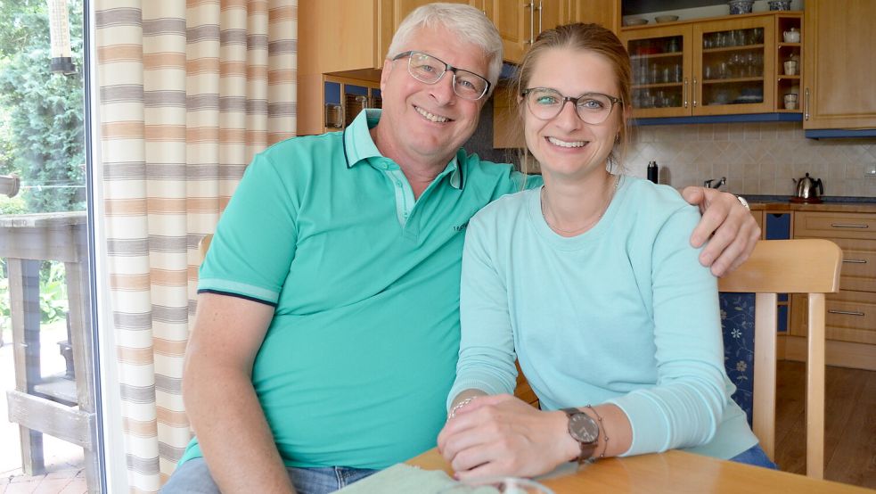 Gerd Hemmen und seine Tochter Janna zu Hause am Küchentisch. Sie pflegen das Andenken an Ina Hemmen. Foto: Astrid Fertig