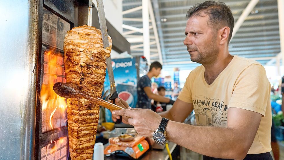Ein Dönerspieß in der Türkei mit Halal-Fleisch – auch in Mitteleuropa gibt es zunehmend Anbieter von Halal-Fleisch. Foto: IMAGO/Depositphotos