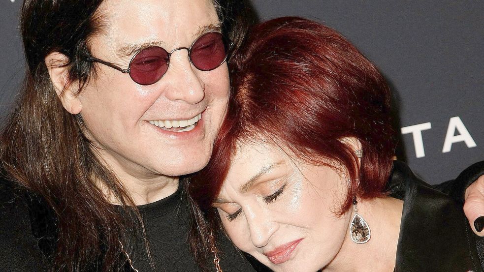 Der britische Sänger Ozzy Osbourne und seine Frau Sharon Osbourne im Jahr 2020. (Archivbild) Foto: -/Zuma Press/dpa