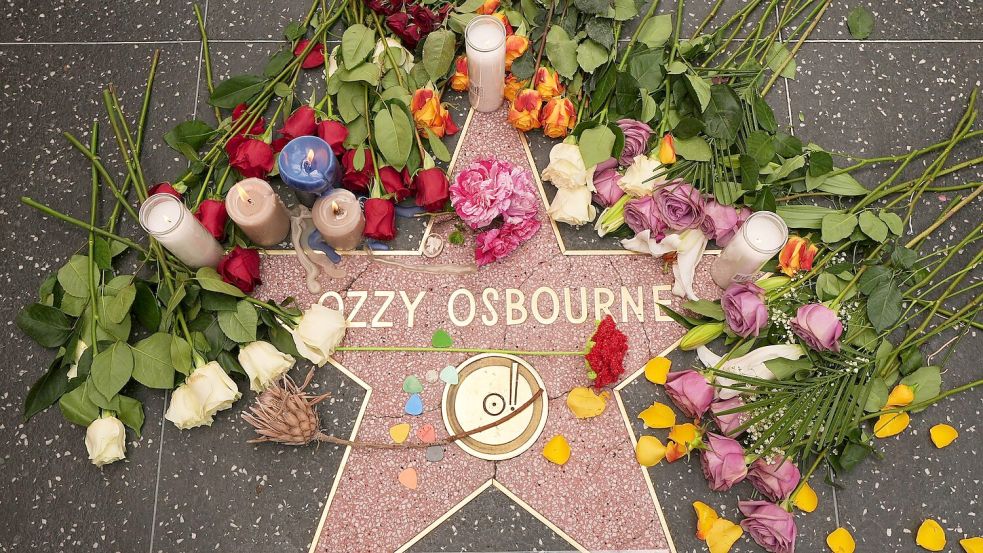 Blumen liegen um den Stern für Ozzy Osbourne auf dem Hollywood Walk of Fame. Foto: Damian Dovarganes/AP/dpa