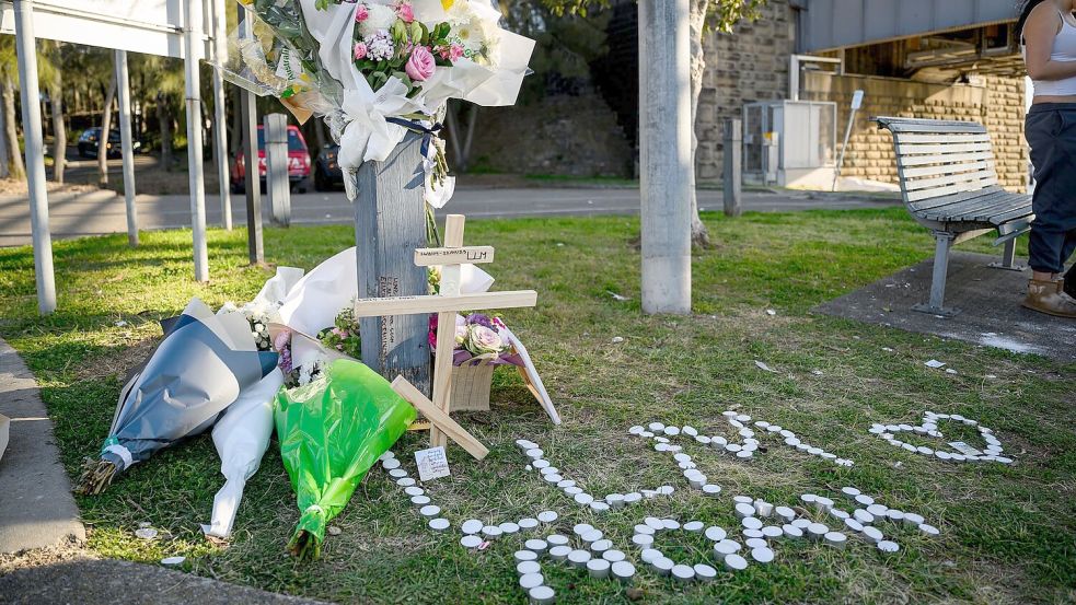 Mitschüler legten in der Nähe der Unglücksstelle Blumen nieder. Foto: Bianca De Marchi/AAP/dpa