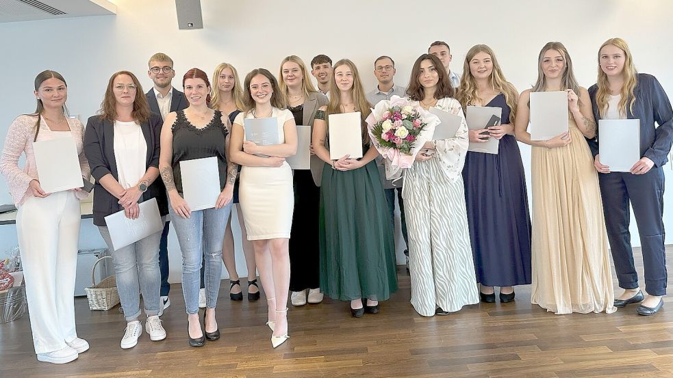 16 junge Menschen strahlen: Sie haben ihre dreijährige Ausbildung abgeschlossen. Foto: privat
