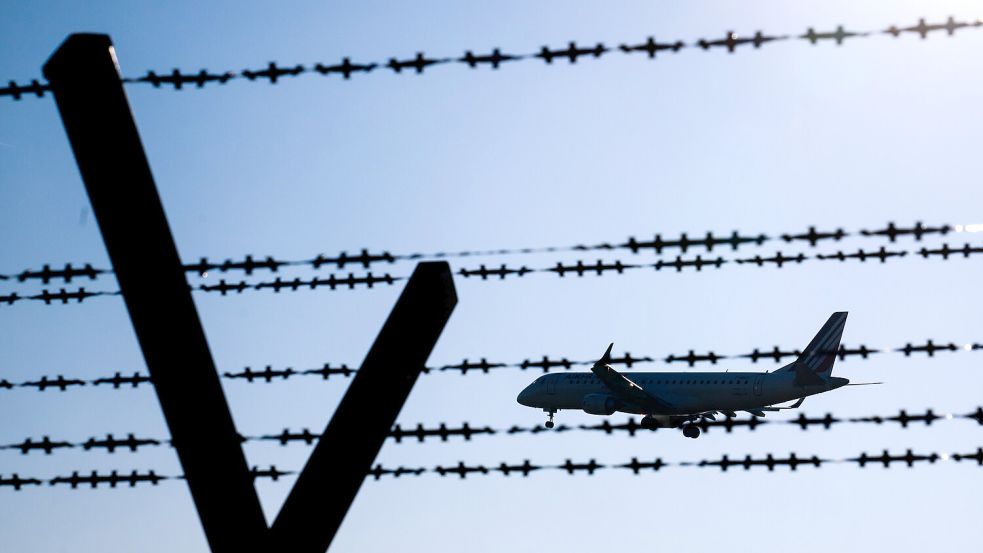 Die Zahl der Abschiebungen in den vergangenen Jahren ist in den ostfriesischen Kommunen stark unterschiedlich. DPA-Symbolfoto: Julian Stratenschulte