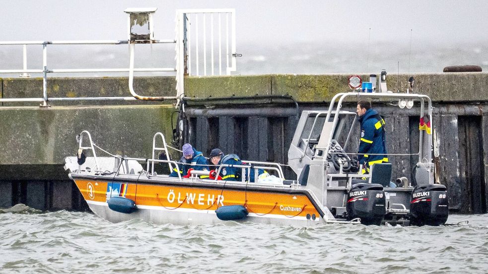 Ein spezielles Ölschiff ist im Einsatz. Foto: Sina Schuldt/dpa