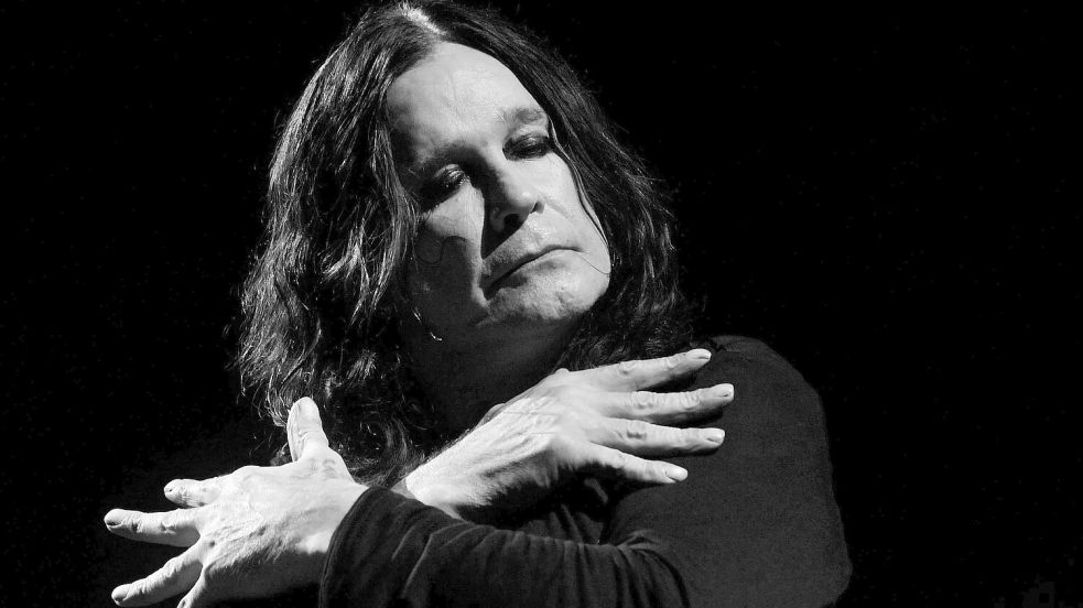 Rocklegende Ozzy Osbourne bei einem Auftritt auf dem Ruisrock-Rockfestival in Turku. Der Frontmann von Black Sabbath ist im Alter von 76 Jahren gestorben. Foto: Roni Rekomaa/Lehtikuva/dpa