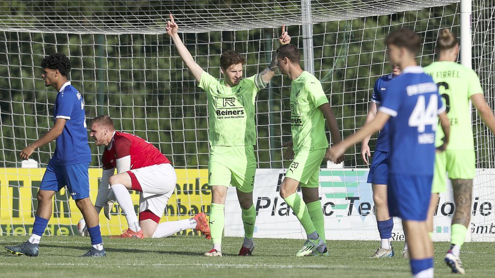 Reinhard Grotlüschen (Dritter von links) erzielte für GW Firrel im Halbfinale einen Doppelpack. Foto: Jens Doden, Emden