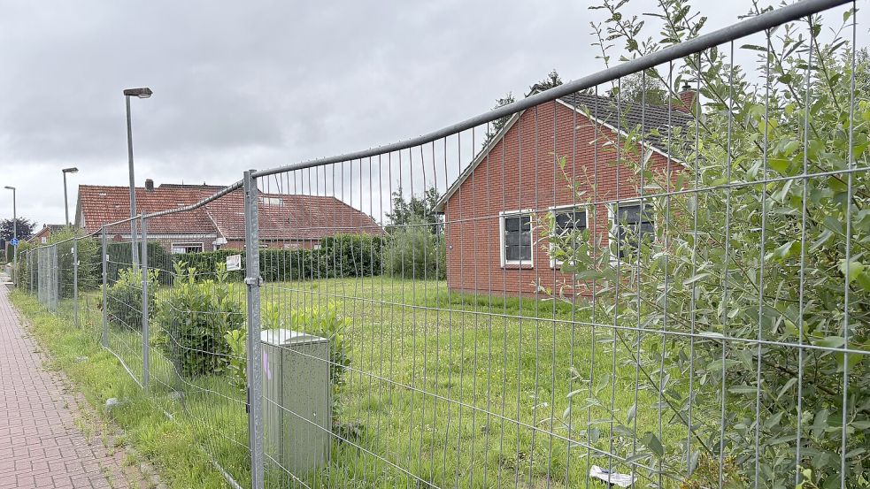 Mittlerweile wurde auch das Nachbargrundstück mit einem leerstehenden Wohnhaus darauf eingezäunt. Foto: Marion Janßen