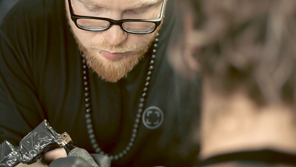 Konzentration: Ananda Malte Ayral sticht ein Tattoo auf einem Festival. Foto: Marcel Queder