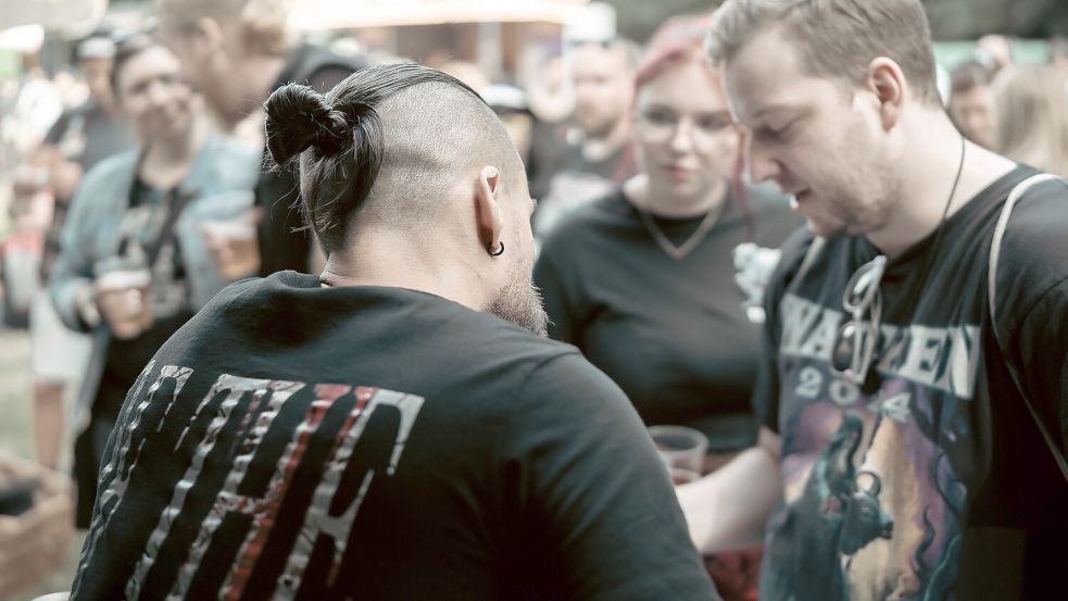 Kumpel Leon Herdt (vorne) hat bei der Tattoo-Aktion mit angepackt. Foto: Marcel Queder
