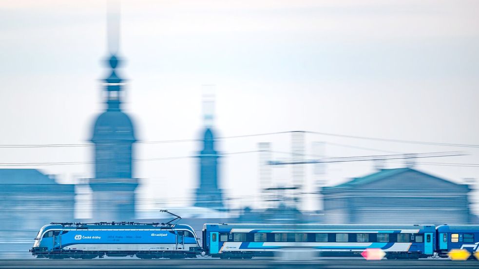 Ein Eurocity-Zug fährt durch Dresden. In einem Teil der Züge wird es weiterhin die beliebten Speisewagen mit frisch gekochtem Essen geben. (Archivbild) Foto: picture alliance/dpa
