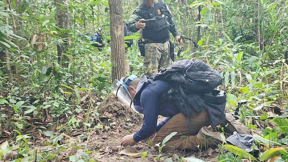 Der Grenzkonflikt zwischen den beiden Ländern schwelt schon lange. Hier inspizieren thailändische Soldaten ein Grenzgebiet. (Archivbild) Foto: Uncredited/Royal Thai Army/AP/dpa
