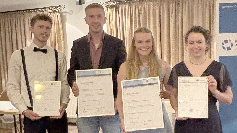 Für ihre hervorragenden Prüfungsergebnisse wurden die Tischlergesellen und -gesellinnen Frithjof Geiger, Josia Vornholt, Dana Jeschar und Kooba Ubben ausgezeichnet. Foto: privat