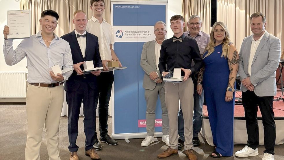 Die Elektroniker, die besonders gute Ergebnisse in ihren Prüfungen erzielten, wurden ausgezeichnet. Foto: privat