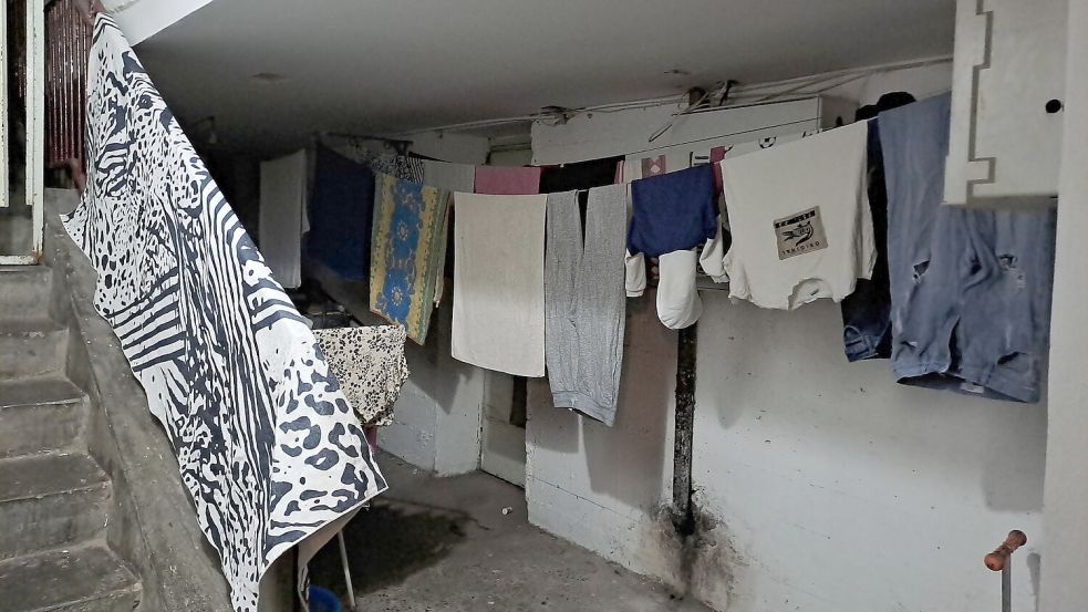 Eng und feucht: Der Wohnraum der Familie dient auch zum Trocknen der Wäsche. Eine Heizung gibt es nicht. Foto: privat