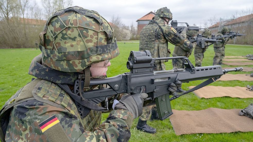Mit verschiedenen Anreizen will die Bundesregierung mehr junge Leute für die Bundeswehr gewinnen. (Archivbild) Foto: Stefan Sauer/dpa