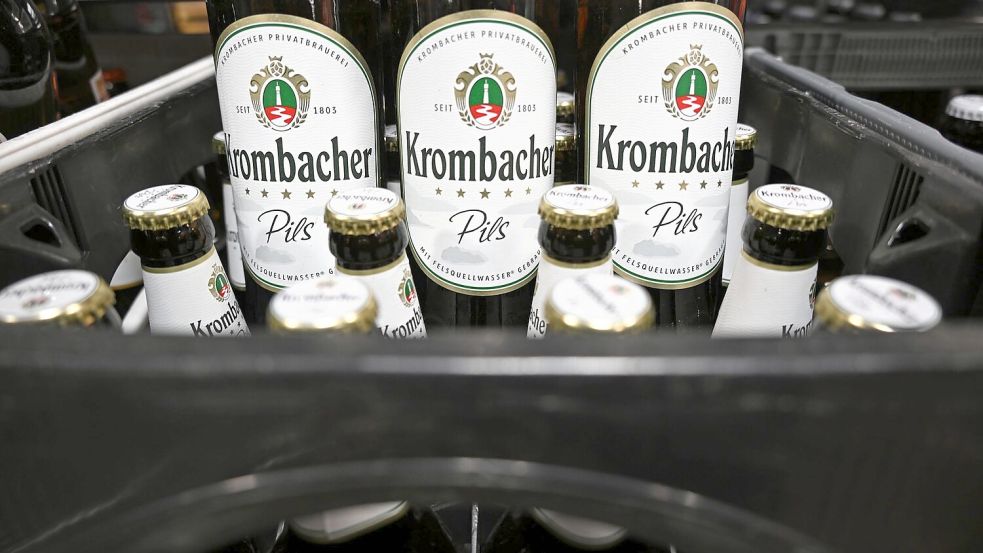 Das Bier von Krombacher war zuletzt häufig im Angebot. (Symbolbild) Foto: Martin Schutt/dpa