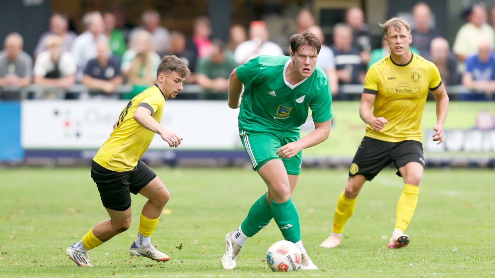Dank des Treffers von Jasper Mühlenbrock (Mitte) zog der SV Wallinghausen ins Finale des Ostfriesland-Cups ein. Fotos: Doden/Emden