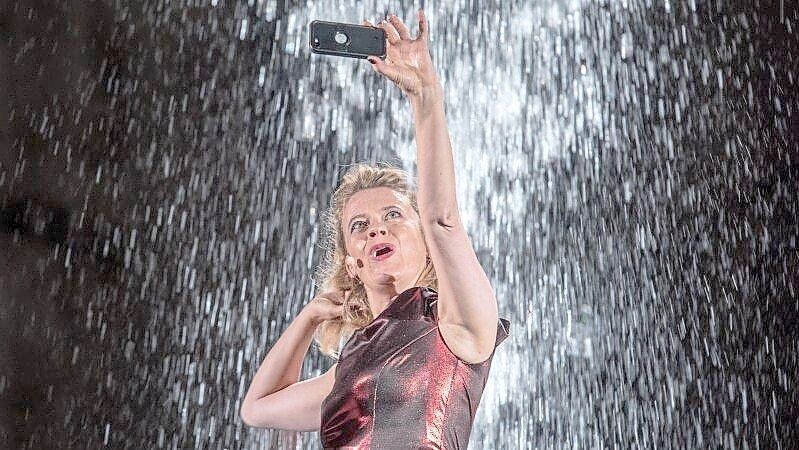 Caroline Peters im Regen: Eine Szene des Jelinek-Stücks „Kein Licht“ bei der Ruhrtriennale 2017. Foto: Caroline Seidel/ Ruhrtriennale 2017