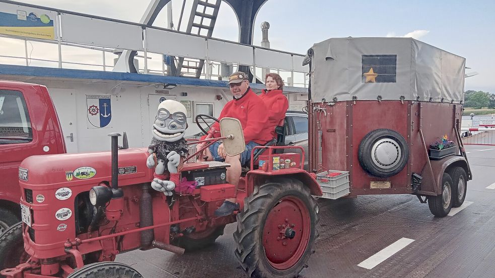 Auf einer Fähre überqueren Christian Schäfer und Monika Meyer auf ihrem Fahr D 15 die Elbe. Immer dabei: Maskottchen Karl-Heinz. Foto: Christian Schäfer