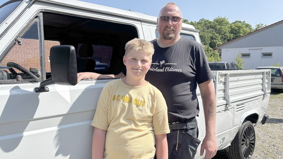 Tamme und Onke Onken sind Oldtimer-Fans. Foto: Dirk Hellmers