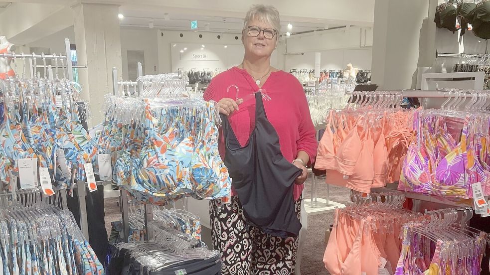 Im Modehaus Böckmann gibt es attraktive Angebote in allen Abteilungen. Das Foto zeigt Wilma Krone, Fachberaterin für Wäsche. Fotos: privat