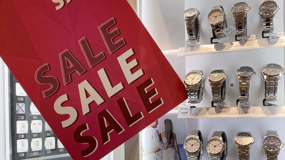 In der Schmuckabteilung gibt es „Adora“-Armbanduhren sowie weitere Schmuckstücke zum halben Preis.