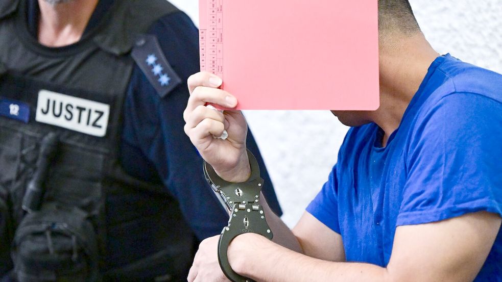 Weil er nach Überzeugung des Gerichts seine Sprachlehrerin getötet hat, muss ein 38 Jahre alter Mann ins Gefängnis. (Archivbild) Foto: Bernd Weißbrod/dpa