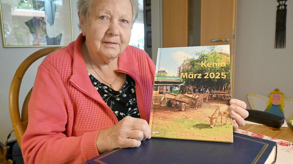 Über ihre letzte Reise Ende Februar/Anfang März nach Nyeri in Kenia hat Annegret Krause einen Bildband erstellen lassen. Dieser dient als Nachweis über die durchgeführten Projekte und gibt auch einen Einblick in die ehrenamtliche Arbeit der Ihrenerin. Foto: Holger Weers
