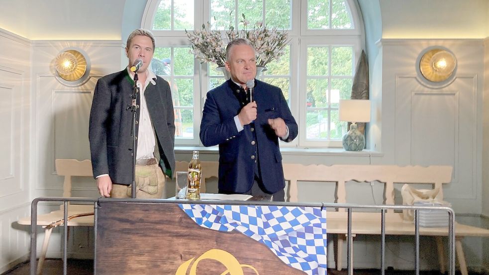 Der Liedermacher Oimara alias Beni Hafner und Wiesn-Chef Christian Scharpf (SPD) freuen sich auf die Wiesn. Foto: Sabine Dobel/dpa