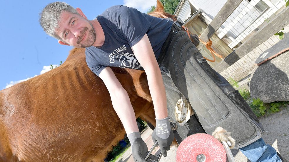 Seit 2012 ist Sebastian Kurzke staatlich geprüfter Hufschmied, seit 2023 ist Weener seine Heimat. Foto: Klaus Ortgies