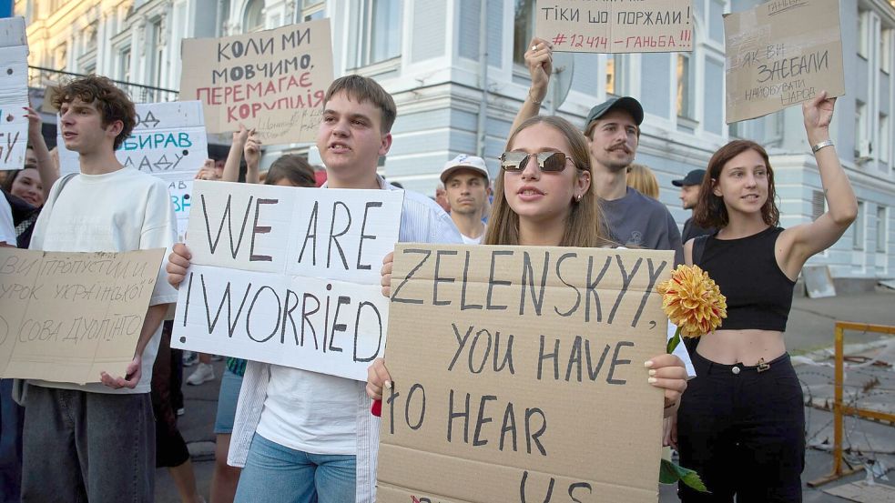 Seit Tagen gab es Proteste in Kiew und anderen Städten gegen die Beschneidung der Vollmachten der Anti-Korruptionsbehörden. Foto: Efrem Lukatsky/AP/dpa