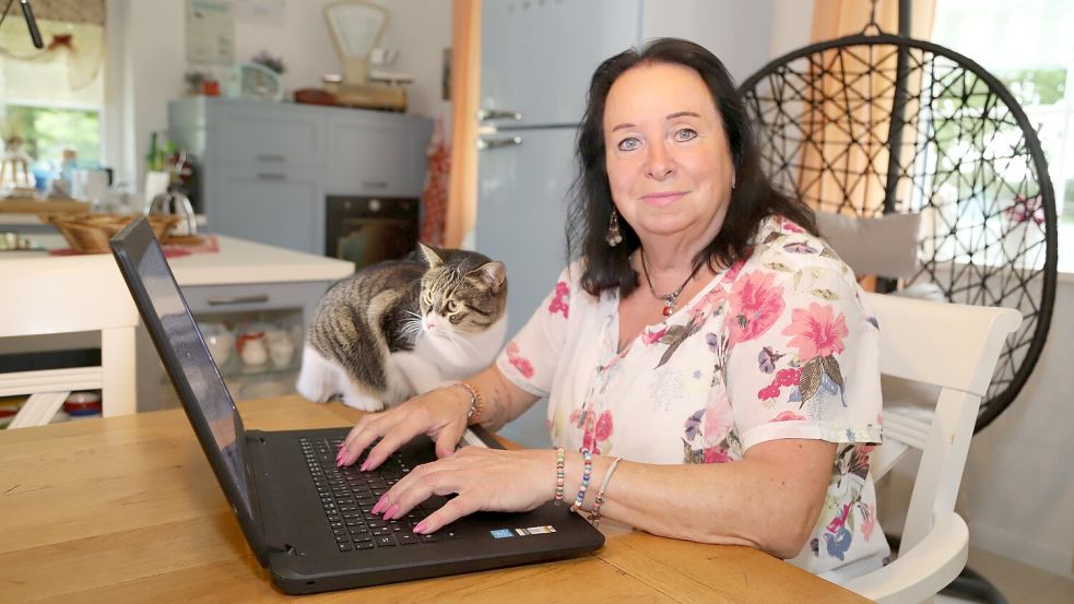 Autorin, Schauspielerin, Regisseurin: Anita Pastoor hat gerade das neue Stück „All’s för de Katt“ für die Theatergruppe Elisabethfehn zu Papier gebracht. Foto: Hans Passmann