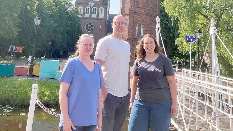Den Julimarkt mit Braderie 2025 rund um den Alten Turm in Papenburg organisieren maßgeblich die Vorstandsmitglieder des Förderkreises Obenende (von links): Astrid Schumacher, Mathias Behnen und Katja Schürmann. Foto: Gerd Schade