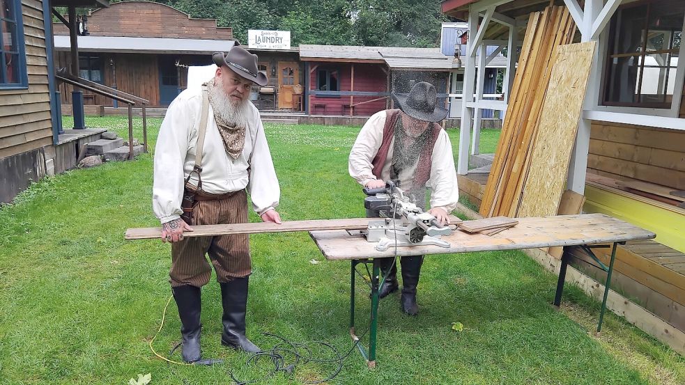 Im August ist großes Sommerfest und Sommerlager in der Westernstadt Basswood Grove. Dirk Luckhardt (links) und Karlheinz Müthrath sind mitten in den Vorbereitungen. Foto: Clarissa Scherzer