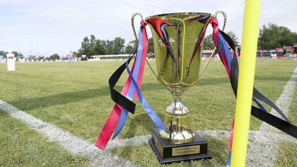 Am Sonntag entscheidet sich, wer diesen Pokal in die Höhe recken darf. Holt Firrel ein viertes Mal den Titel oder triumphiert der SV Wallinghausen zum zweiten Mal? Foto: Jens Doden