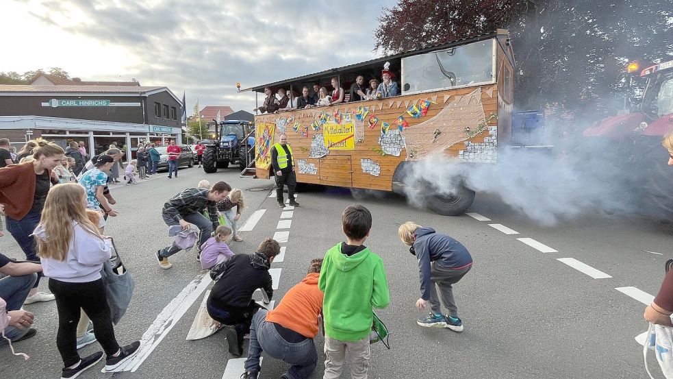 Zur Freude der Kinder wurden von vielen Festwagen Süßigkeiten ins Publikum geworfen. Foto: Carmen Leonhard