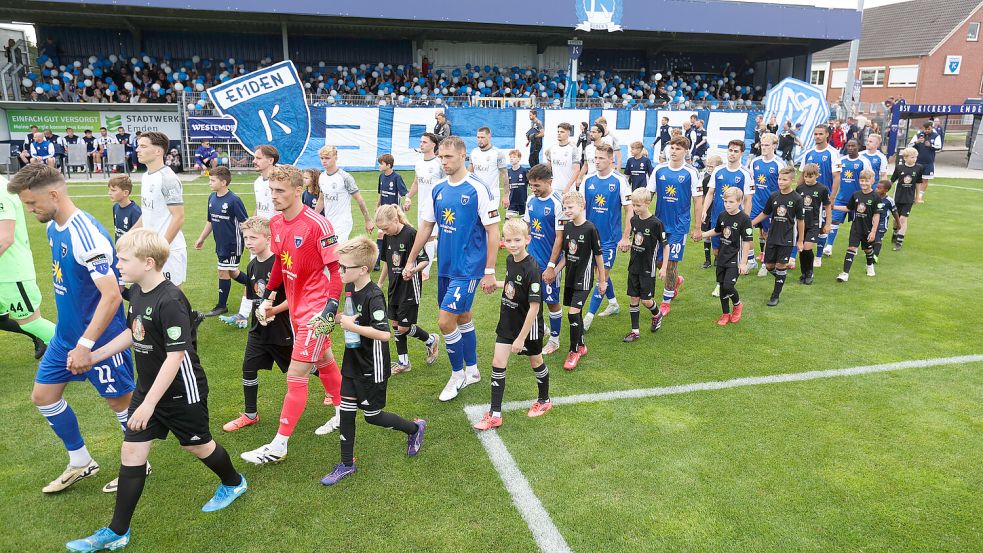 Den Mannschaften wurde ein prächtiger Empfang bereitet. Foto: Jens Doden