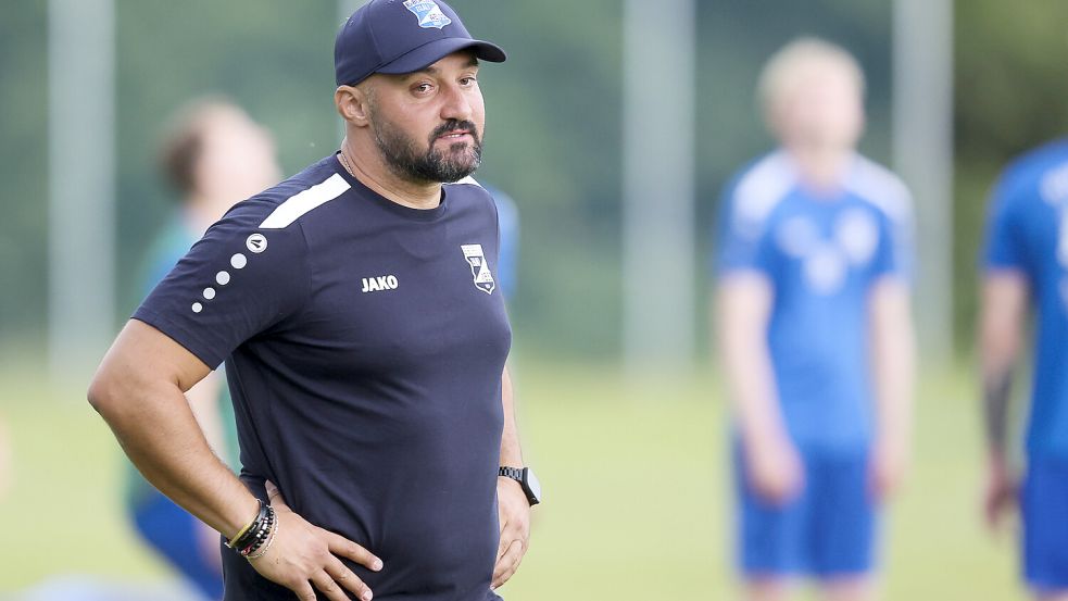 Aus Sicht von Borssums Trainer Yasin Turan sicherten sich die Blau-Weißen einen verdienten Sieg beim FC Norden. Foto: Jens Doden, Emden/Archiv