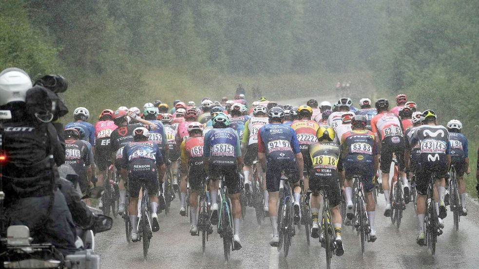 Zu Beginn der 20. Tour-Etappe hatte es stark geregnet. Foto: Thibault Camus/AP/dpa