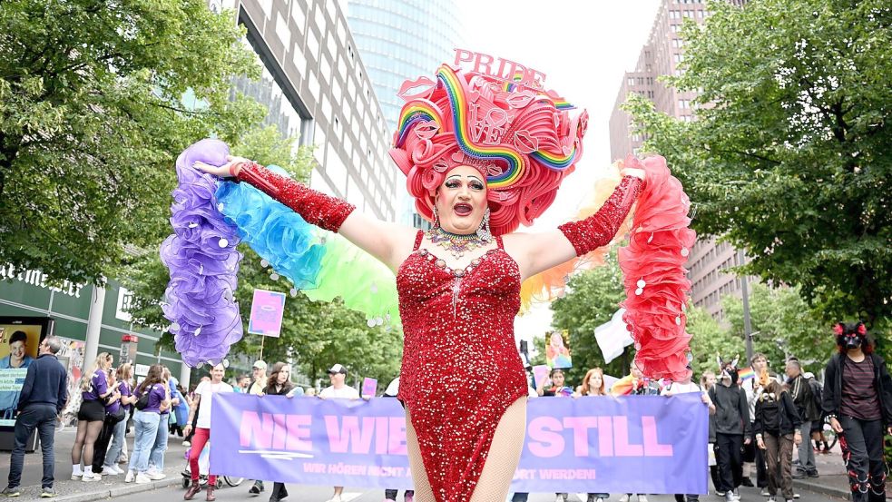 Bunt, bunter, CSD: Beim Christopher Street Day werden viele farbenfrohe Kostüme präsentiert. Foto: Bernd von Jutrczenka/dpa