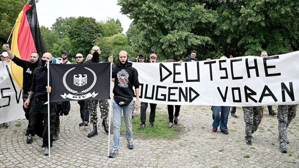 Etwa 30 bis 50 Personen beteiligten sich an einer rechten Gegendemonstration. Foto: Bernd von Jutrczenka/dpa