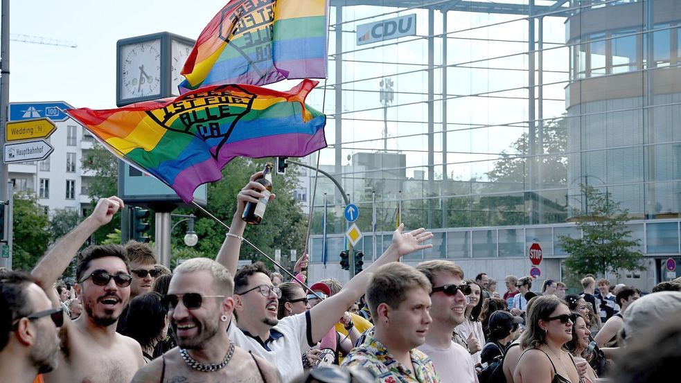 Beim CSD wird für Vielfalt, Menschenrechte und den Schutz von Minderheiten demonstriert. Foto: Bernd von Jutrczenka/dpa