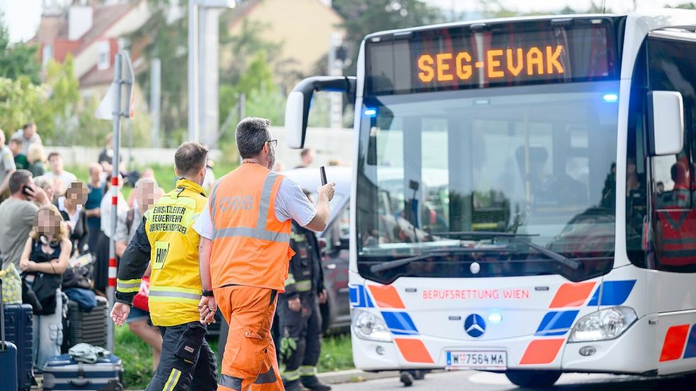 Rund 400 Fahrgäste sind in der Nähe von Wien nach einer technischen Panne aus einem ICE gerettet worden. Foto: Max Slovencik/APA/dpa