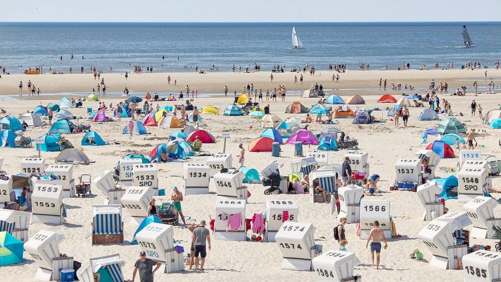 Eine Woche am Strand - oder auch nur bei Freunden - ist für viele Menschen zu teuer. (Archivbild) Foto: Georg Wendt/dpa
