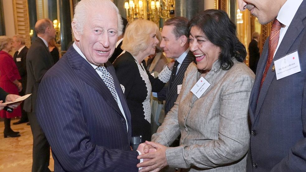 Gurinder Chadha mit König Charles III. im November 2024 bei einem Empfang. Foto: Aaron Chown/PA Pool via AP/dpa