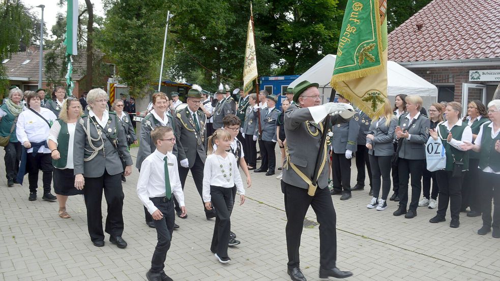 Mit dem Empfang der auswärtigen Vereine wurde das Schützenfest in Glansdorf eröffnet. Foto:Holger Weers